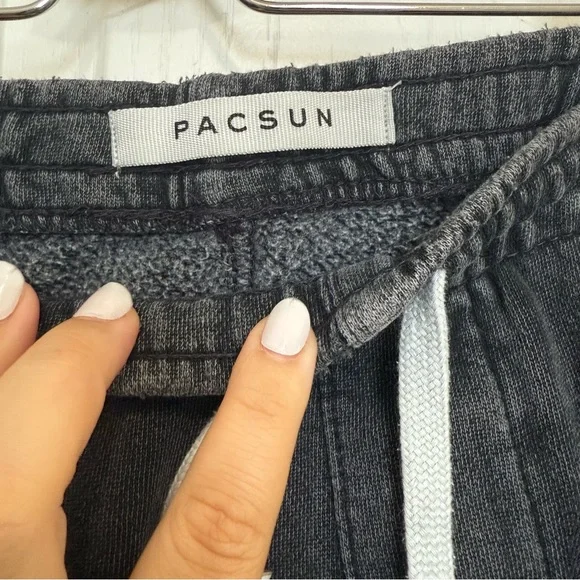 PacSun Men's Black Casual Shorts - Picture 3 of 8
